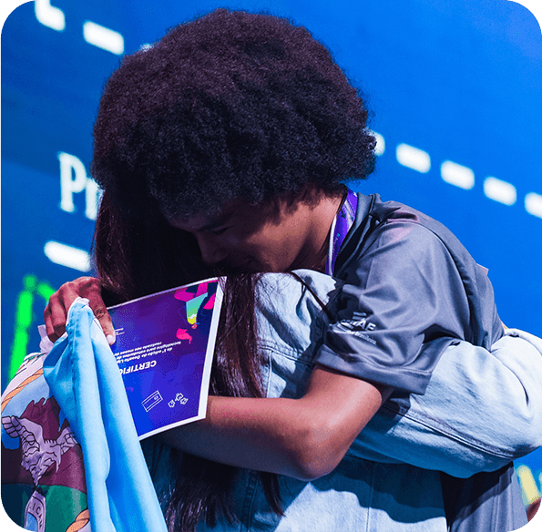 Estudantes se abraçando durante uma atividade do Instituto Ideias do Futuro.