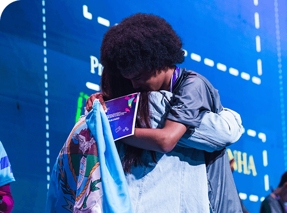 Estudantes se abraçando durante uma atividade do Instituto Ideias do Futuro.